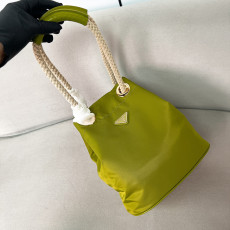 프라다 스몰 리나일론 버킷 백 1BE082