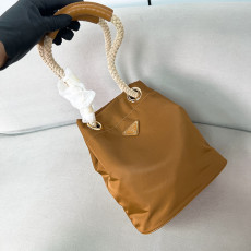 프라다 스몰 리나일론 버킷 백 1BE082