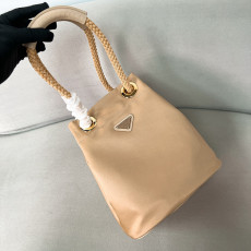 프라다 스몰 리나일론 버킷 백 1BE082