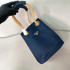 프라다 스몰 리나일론 버킷 백 1BE082