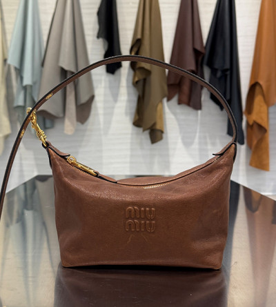 미우미우 나파 가죽 파우치 5NE841