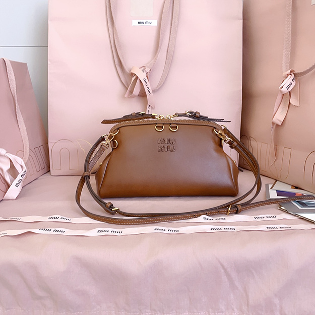 미우미우 가죽 클러치 숄더백 5BF131