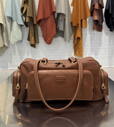 미우미우 포켓 레더 토트 백 스몰