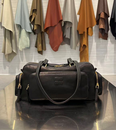 미우미우 포켓 레더 토트 백 스몰