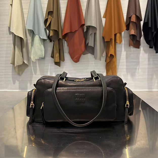 미우미우 포켓 레더 토트 백 스몰